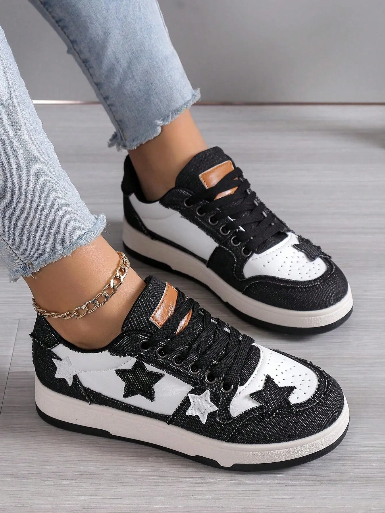 Women Star Pattern Lace-up Front Skate Shoes, Sporty Sneakers